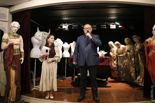 Трон Людовика XIV и меч Ричарда II: в Вологодском драмтеатре открылся музей