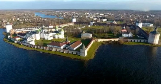Кирилло-Белозерский музей-заповедник в День музеев провел экскурсии и показал костюм для конкурса фирмы «Nina Ricci»