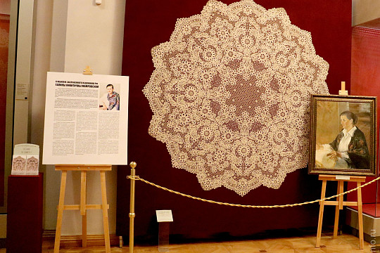 В день юбилея заслуженного художника России Галины Мамровской Музей кружева представляет выставку ее произведения «Серебряный иней»