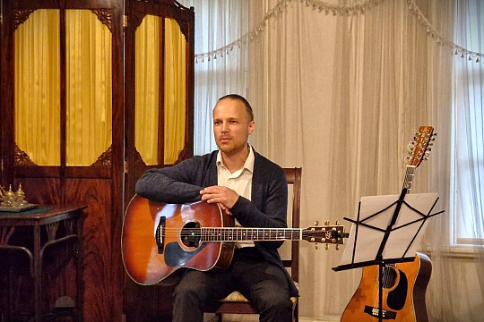 Завершите лето музыкой: Даниил Шишкин исполнит романсы в музее «Мир забытых вещей