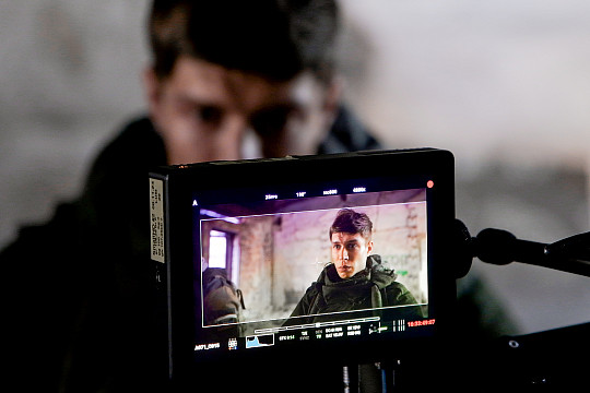 С 26 февраля в российский прокат выходит фильм «Малыш» об ушедшем на фронт рэпере с Глебом Калюжным в главной роли