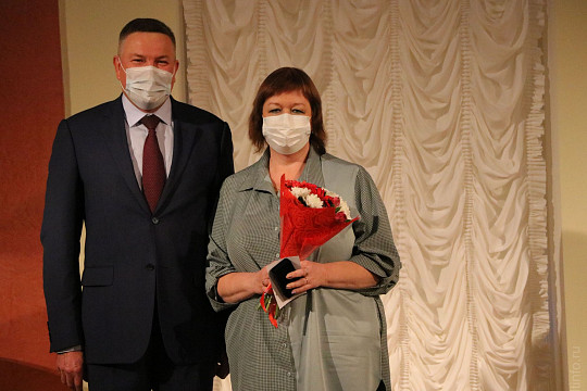 В канун Дня матери глава региона Олег Кувшинников вручил многодетным вологжанкам государственные награды