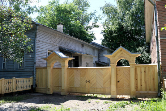 Новые ворота и палисадник появились у городского офиса музея «Семёнково» 