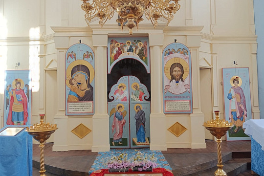 Три написанные в Петербурге иконы установили в Покровской церкви села Борисово-Судское Бабаевского округа