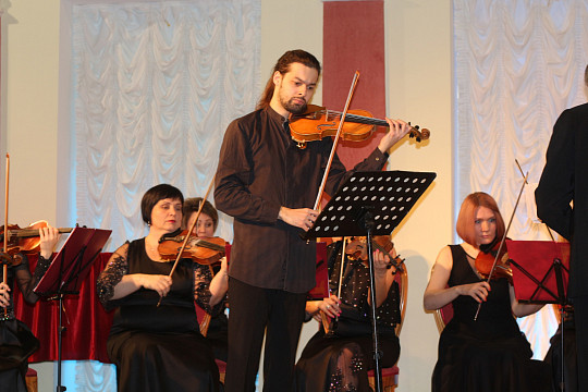 Скрипач-виртуоз Леонид Железный исполнит Баха и Пьяццоллу с Камерным оркестром Вологодской филармонии