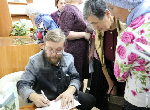 «Жили-были дед да баба, Адам и Ева…» Писатель Дмитрий Ермаков представил книгу стихов «Время жизни. Русские хайку»