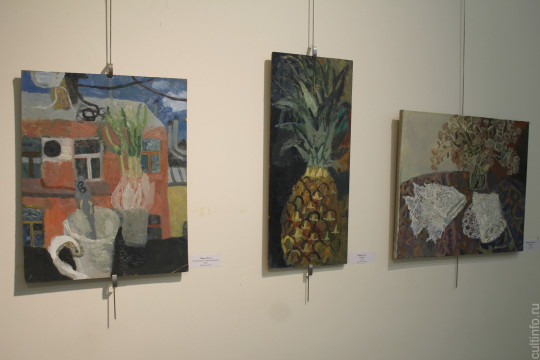 Питерский колорит и вологодский минимализм: выставка «Две + один» начала работу в галерее «Красный мост»