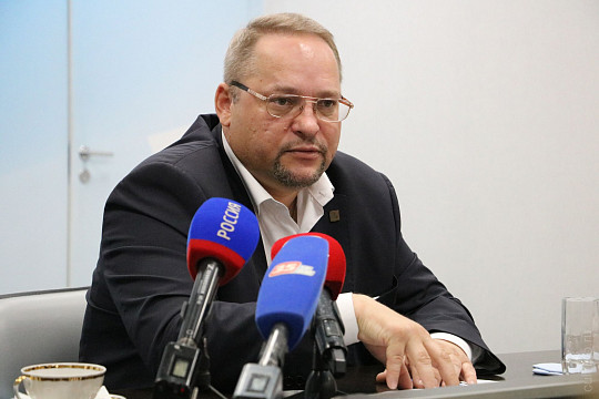 VOICES, ремонт картинной галереи и сельские ДК: заместитель губернатора Олег Васильев поговорил с журналистами за завтраком