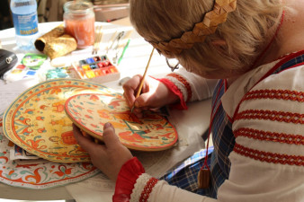 Мастер за работой. Фото с выставки «Ворота Севера». 2014