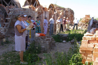 Группа учителей истории на разгрузке кирпича