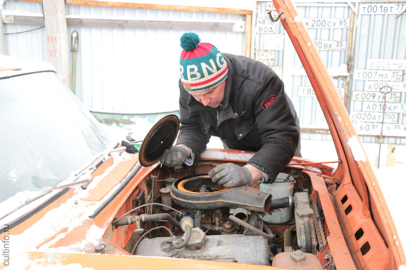 Хозяин приюта ни минуты не сидит без дела. 