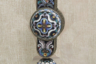 Рычков С. А. Подсвечник «Предание». 1993. Нейзильбер, перегородчатая эмаль, расписная эмаль, скань, зернь. ВОКГ