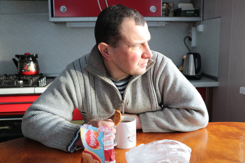 Если приедете посмотреть на экспонаты, будьте уверены – вам не только проведут экскурсию, но еще и чаем угостят.