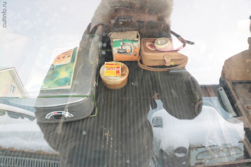 Несмотря на свой возраст, машины словно недавно из салона: в комплекте и аптечка, и домкрат, и дорожный атлас.