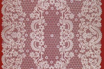 Скатерть «Торжество». 1999 г. Авт. А. Н. Ракчеева. Лен, х/б нити, кружево, сцепная техника