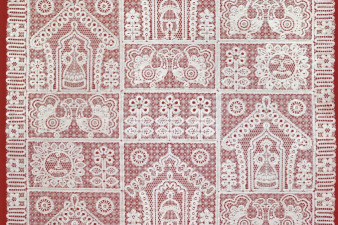 Панно «Веселая деревня». 1977 г. Авт. А.Н. Ракчеева. Лен отбеленный и серый, красная п/ш нить, сцепная техника