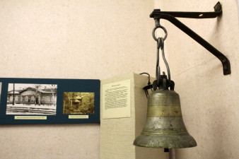 Сигнальный колокол как символ создания поселения рядом с железнодорожной станцией