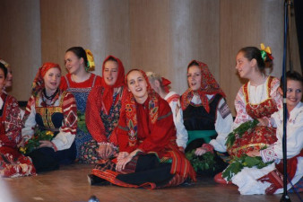 VII Международный общественно-культурный форум «Живая традиция». Москва, 2012. Ансамбль отдела по подготовке руководителей народных хоров музыкального колледжа им. Гнесиных