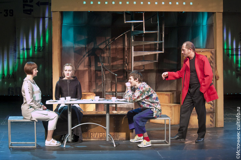 В роли матери в спектакле «Училка XXI века». 2017