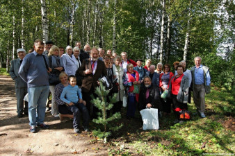 Участники Клюевских чтений и жители Вытегры на закладке дендропарка