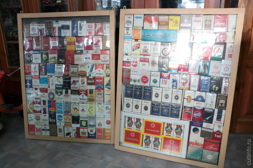 Абсолютно незнакомый человек отдал в музей очень серьезную коллекцию сигарет. Под стеклом лежит почти 250 целых, довольно редких сейчас, пачек сигарет. 