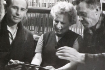 В квартире Астафьевых на ул. Ленинградской в Вологде: Николай Рубцов, Мария Астафьева-Корякина, Виктор Астафьев. Конец 1960-х - 1970 г. Фото из архива семьи Астафьевых