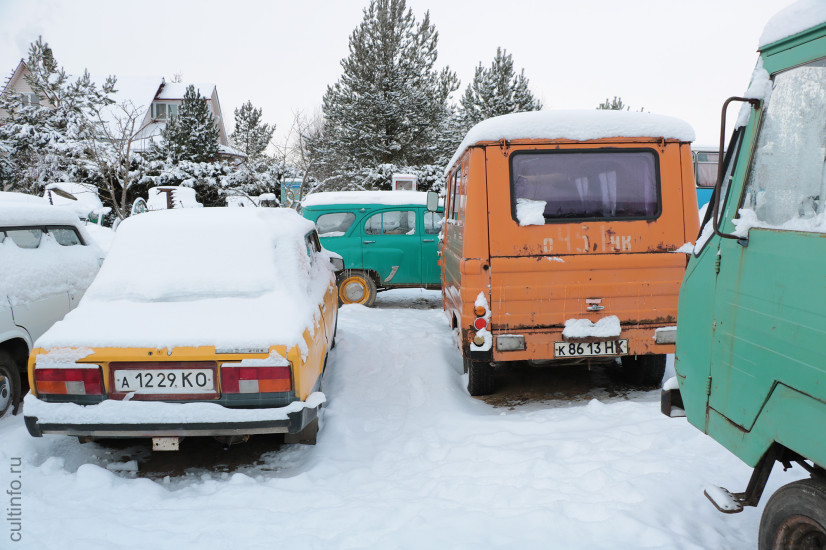 Оранжевый – польский микроавтобус Żuk (Жук). Слева – мечта молодых ребят 80-х – ВАЗ 2105 (1983 года).