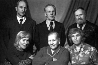 Семья Беловых: брат Иван, брат Юрий, Василий Белов, сестра Лидия, мама Анфиса Ивановна, сестра Шура. Фото ВОУНБ Семья Беловых: брат Иван, брат Юрий, Василий Белов, сестра Лидия, мама Анфиса Ивановна, сестра Шура. Фото ВОУНБ
