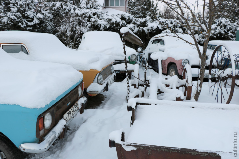 Летом здесь все заиграет новыми красками, а пока машинки ждут навеса, чтобы не мерзнуть под снегом.