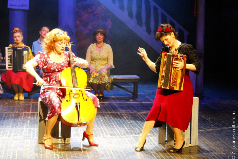 В роли Ольги Вальдемаровны в спектакле «Старые песни о нас». 2017