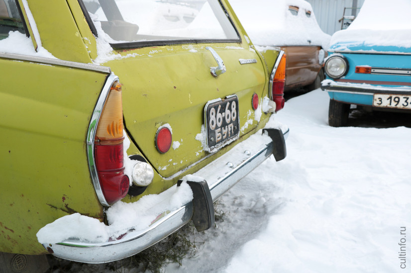 Москвич 2137 «цитрон» — самая яркая и красивая (по мнению автора материала) машина в приюте.