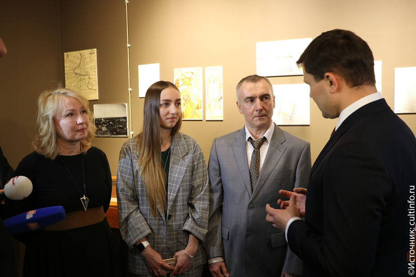 Мэр Вологды Сергей Воропанов приветствует Германа Якимова с супругой и дочерью на открытии «дома с лилиями». Фото группы vk.com/domlily