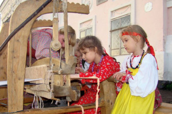 За ткацким станом
