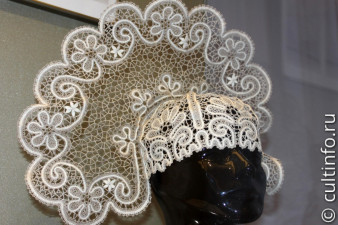 Головной убор из кружева