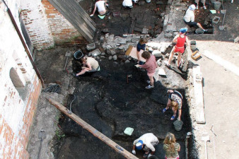 Кирилло-Белозерский монастырь. 2008 г. Студенты-практиканты исторического факультета ВГПУ на раскопках. Фото из архива ВАО Кирилло-Белозерский монастырь. 2008 г. Студенты-практиканты исторического факультета ВГПУ на раскопках. Фото из архива ВАО