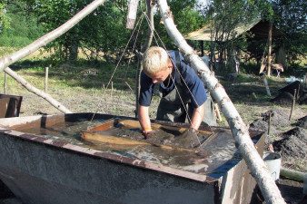 Онежско-Сухонская экспедиция РАН. 2007 г. Поселение Никольское V. Промывка культурного слоя. Фото из архива ВАО