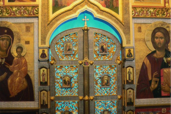 Царские врата с сенью и навершием. Дерево, левкас, позолота, басма, иконопись. 1996. Череповец, церковь Рождества Христова Царские врата с сенью и навершием. Дерево, левкас, позолота, басма, иконопись. 1996. Череповец, церковь Рождества Христова