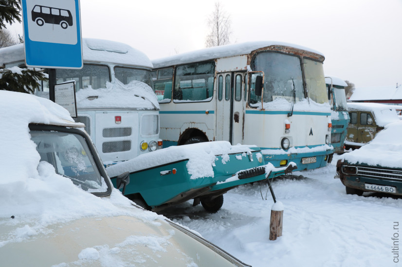 ПАЗик отдала бабушка 84 лет! Артем рассказывает, что она очень хотела сохранить его для внуков, чтобы они продолжили ее профессию (а она была водителем со всеми категорями), но внуки стараний не оценили. Правее – полностью оригинальный автобус ЛАЗ.