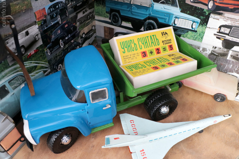 Дети тоже любят занятие отца. Они с радостью играют с экспонатами, показывают их гостям и даже собирают свои собственные коллекции.