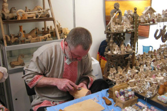 Мастер Алексей Безобразов за работой. Фото из личного архива