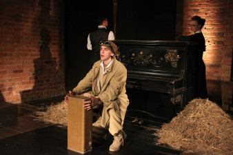 Спектакль «Эрос против бизнеса». Фото группы vk.com/chamtheatre