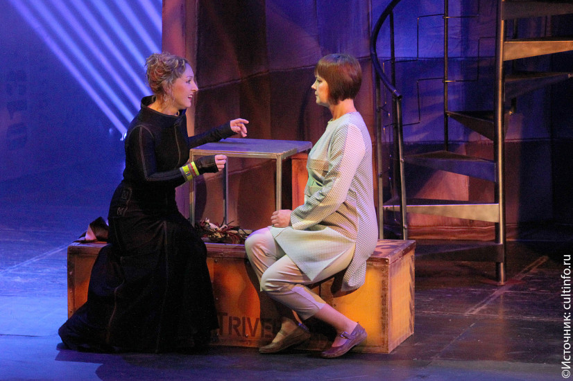 В роли матери в спектакле «Училка XXI века». 2017