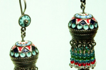 Серьги «Бубенцы». Нейзильбер, перегородчатая эмаль, бисер, 1996 год.