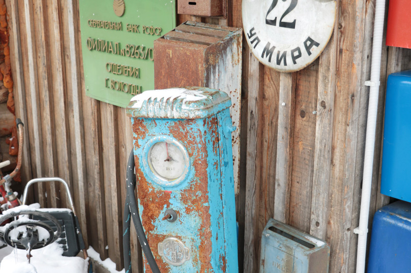 Артем часто просит городские службы продать ему старые почтовые ящики или знаки, но они все равно отправляются в металлолом. А уже оттуда – в экспозицию. 