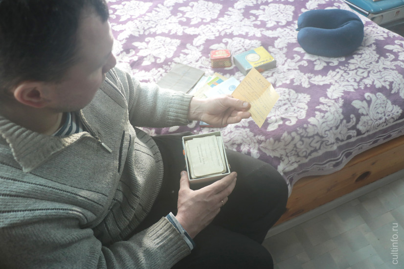 Артем показывает крайне редкие документы: удостоверение шофера-любителя, технические паспорта 30-х годов, временные водительские права...