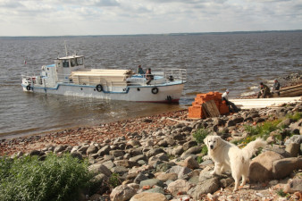 Выгрузка материалов с катера