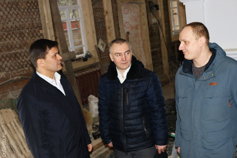 Мэр Вологды Сергей Воропанов, предприниматель Герман Якимов и реставратор Владимир Новосёлов в доме Дружинина