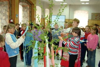 Обряд завивания березки на Троицу. Н.П. Тропина ведет занятие по основам традиционной народной культуры