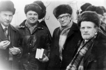 Рубцовские дни в Вологде. Слева направо: В. Оботуров, А. Грязев, В. Кожинов, В. Белов. Январь 1981 Рубцовские дни в Вологде. Слева направо: В. Оботуров, А. Грязев, В. Кожинов, В. Белов. Январь 1981