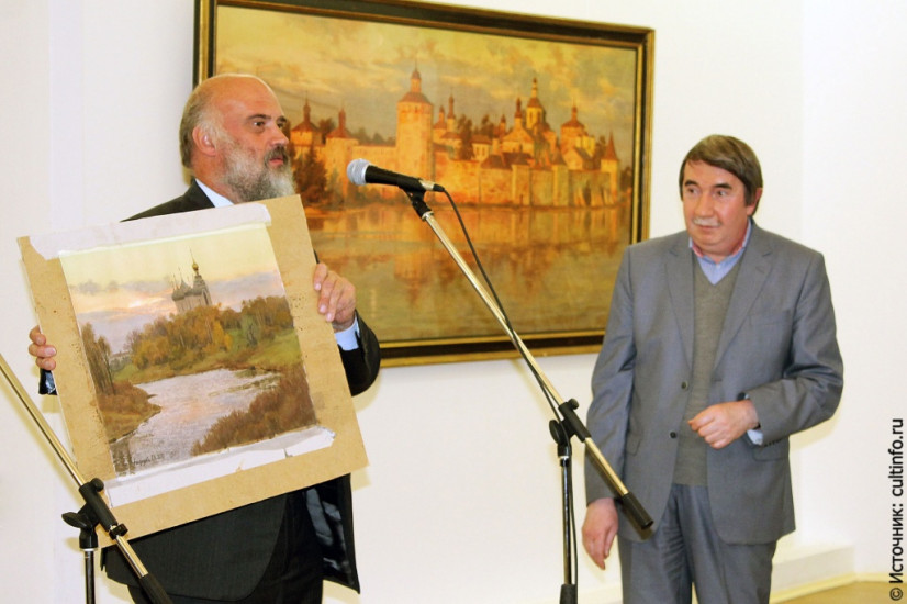 Художник Сергей Андрияка преподносит картину в дар ВОКГ. 2015 год